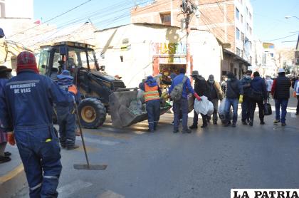 Los trabajadores municipales salieron a las calles para cumplir con la limpieza /LA PATRIA