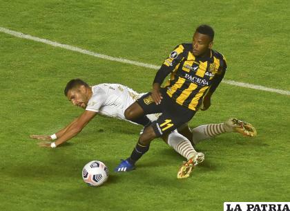 Willie Barbosa impone su marca ante su rival /APG