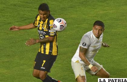 Saúl Torres y Mario Pineida intentan hacerse de la pelota /APG