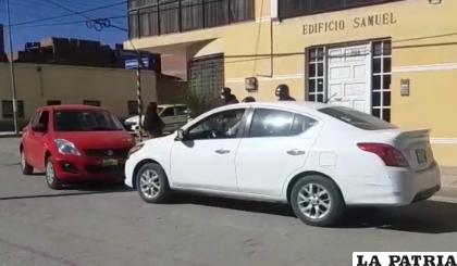 Se presume que el vehículo rojo invadió carril /LA PATRIA