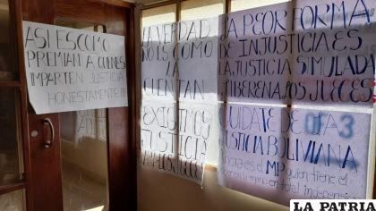 Varias personas colocaron algunas pancartas haciendo conocer su descontento /LA PATRIA