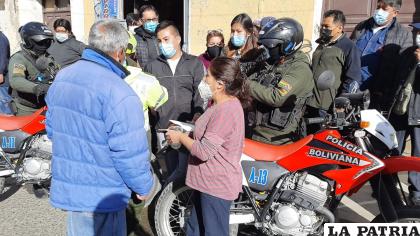 Los efectivos policiales realizan la investigación de lo ocurrido /LA PATRIA