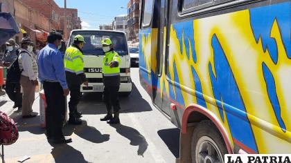 Los uniformados de Tránsito realizaron las pesquisas desde el lugar del accidente /LA PATRIA