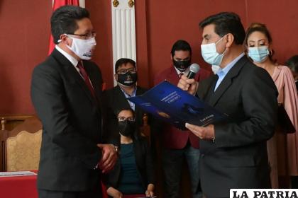 Destacaron la labor de los periodistas, Vedia hace la entrega de un reconocimiento /Gad-Oru