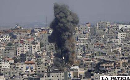 Esta fotografía muestra una columna de humo luego de unos ataques aéreos por parte de Israel en Ciudad de Gaza /AP Foto/Hatem Moussa