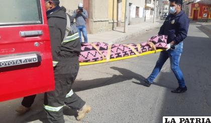 Uniformados de la Felcc proceden al traslado del cuerpo hacia la morgue /LA PATRIA