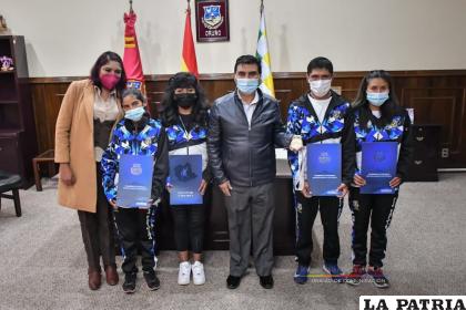 El gobernador de Oruro, junto a los atletas que fueron galardonados /Gad-Oru