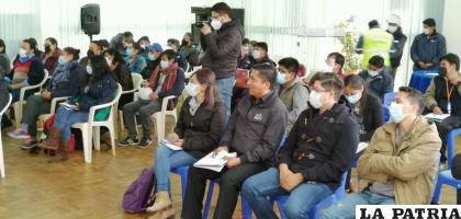Asistentes a la reunión informativa organizada por el Ministerio de Medio Ambiente y Agua /LA PATRIA
