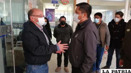 El gerente de SeLA Oruro, Walter Veizaga y el alcalde de Oruro, Adhemar Wilcarani /LA PATRIA
