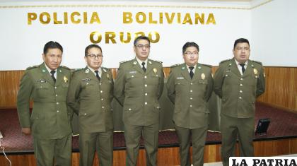 Los cuatro peritos junto al comandante departamental de la Policía de Oruro, coronel Limberth Oporto /LA PATRIA