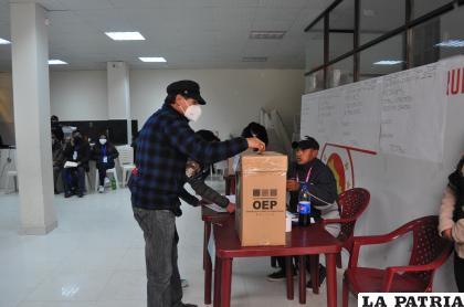 200 socios acudieron a las urnas para cumplir con el acto de sufragio /LA PATRIA
