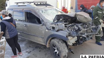 La vagoneta con placa chilena quedó de esta manera tras la colisión /LA PATRIA
