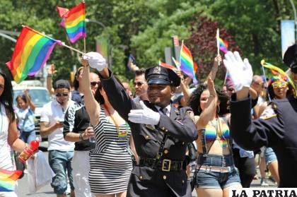 En esta fotografía del domingo 29 de junio de 2014, agentes del Departamento de Policía de Nueva York marchan por la Quinta Avenida durante el desfile del Orgullo Gay / AP Foto/Julia Weeks, Archivo)