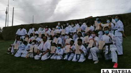 42 deportistas ascendieron de grado en la disciplina del karate /cortesía Marcelo Taborga
