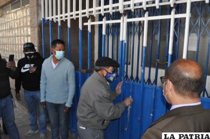 La nueva dirigencia ingresa a las oficinas para comenzar su trabajo /LA PATRIA