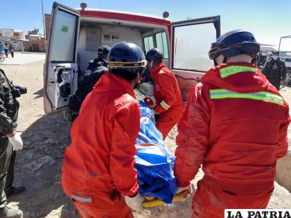 Personal de Bomberos y Homicidios, traslada el cuerpo hacia la morgue /lA PATRIA