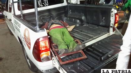 El cuerpo siendo trasladado a la morgue para su autopsia de ley LA PATRIA