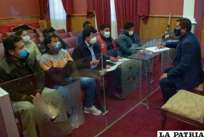 Dirigentes de la vecinal La Colorada en reunión con el alcalde de Oruro /GAMO