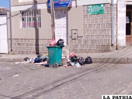 La ciudadanía aún sigue botando sus basuras en las esquinas
