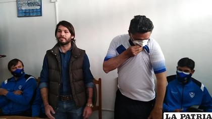 Domingo Sánchez, cual si fuese un fanático de la “V” azul, besó el escudo en señal de agradecimiento /LA PATRIA