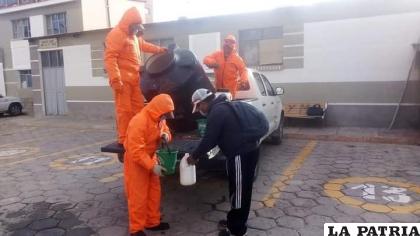Personal de Gestión de Riesgos alista equipos para la fumigación /LA PATRIA