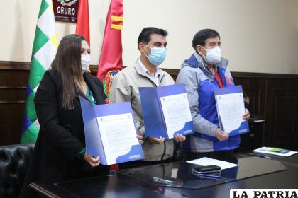 Firma de intenciones para la adquisición de la planta generadora de oxígeno /LA PATRIA