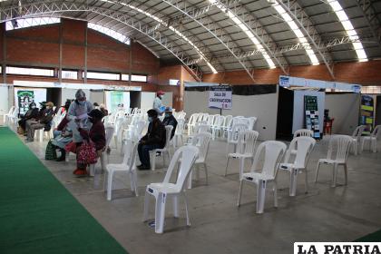 Poca afluencia de pacientes en el centro de vacunación masiva /LA PATRIA