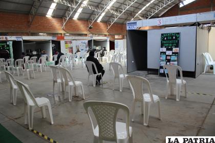 Asientos vacíos en el punto de vacunación de la CNS /LA PATRIA
