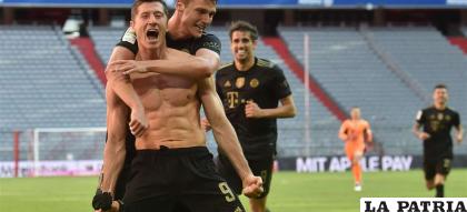 Lewandowski, rompe una marca goleadora vigente por más de 50 años /AFP