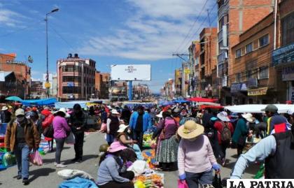 Aglomeración de personas en la ciudad de El Alto /archivo
