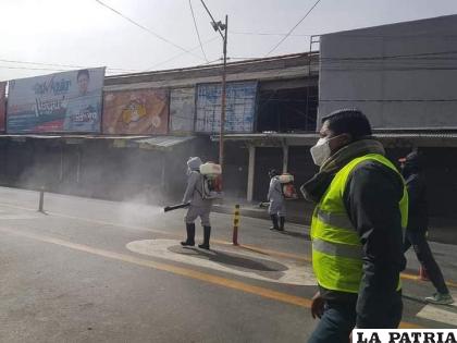 El alcalde de Oruro, siguió las faenas de fumigación /GAMO