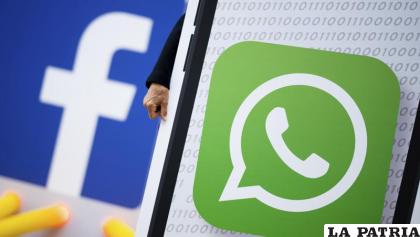 El logo de WhatsApp y Facebook /Daniel Reinhardt/dpa vía AP