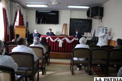 Reunión entre la administración de la CNS y el personal de salud /LA PATRIA