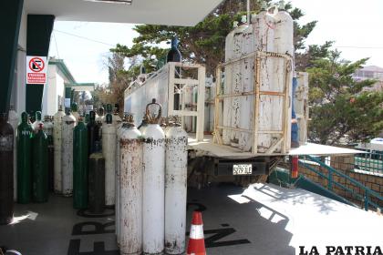 Botellones de oxígeno para atención de pacientes Covid-19 /LA PATRIA