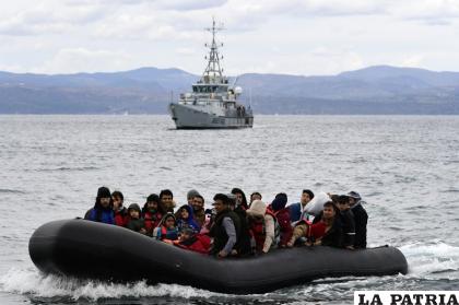 Refugiados y migrantes llegan a la localidad de Skala Sikaminias, en la isla griega de Lesbos, tras cruzar el mar Egeo desde Turquía /AP Foto/Michael Varaklas, Archivo