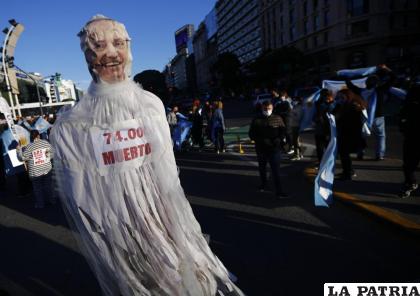 Un hombre con una máscara que representa al presidente Alberto Fernández asiste a una protesta en contra de cómo el gobierno está manejando la crisis pandémica del coronavirus /AP Foto/Marcos Brindicci