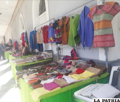 Los productos se exponen en las afueras de la Gobernación de Oruro /LA PATRIA