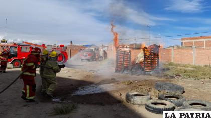 Momento de la sofocación de un incendio durante el simulacro /LA PATRIA