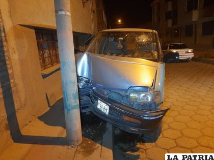 El conductor chocó su vehículo contra el poste de luz /LA PATRIA