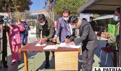 Momento de la firma de los documentos para la transferencia del vehículo /LA PATRIA