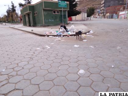 Las calles solitarias contrastaron con la basura tirada en las esquinas