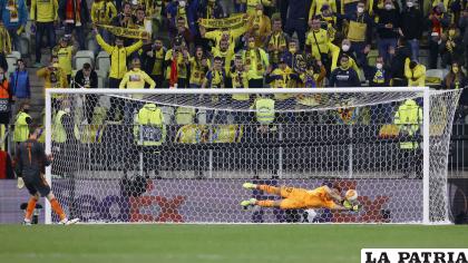 Rulli arquero del Villarreal contiene el último penal al portero contrario, De Gea