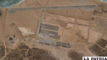 Imagen satelital de Plant Labs Inc., del 11 de abril del 2021, que muestra la base aérea bajo construcción en la isla Mayun, frente a la costa de Yemen /Planet Labs Inc. vía AP