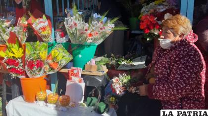 Una rosa, un clavel o simplemente una flor, el regalo para mamá como símbolo de pureza y amor