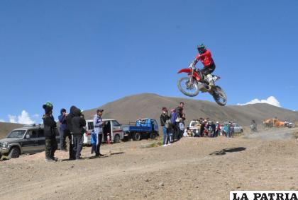 Con el reconocimiento a sus dirigentes el motociclismo tiene mayor solides en Oruro /LA PATRIA