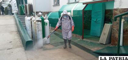 Trabajos de desinfección a las afueras del Cimfa 10 de Febrero /GAMO