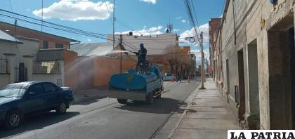 El trabajo de fumigado también se realizó en las calles adyacentes /GAMO