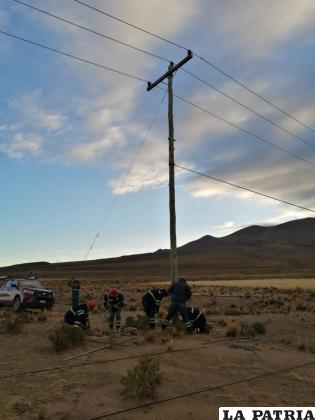 Trabajadores de ENDE realizan el trabajo de reparación /ENDE