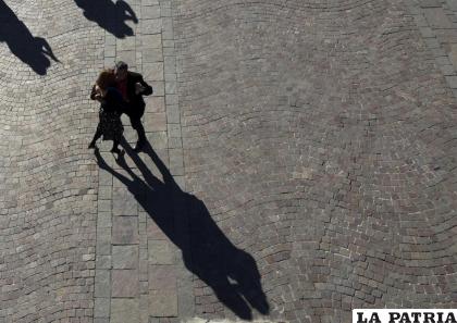 Una pareja baila tango cerca de otras como parte de una protesta contra las medidas de confinamiento impuestas por el gobierno argentino /AP Foto/Natacha Pisarenko