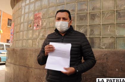 El vicepresidente, con la carta de renuncia en mano, llegó hasta la sede para aclarar algunos temas sobre su dimisión /LA PATRIA